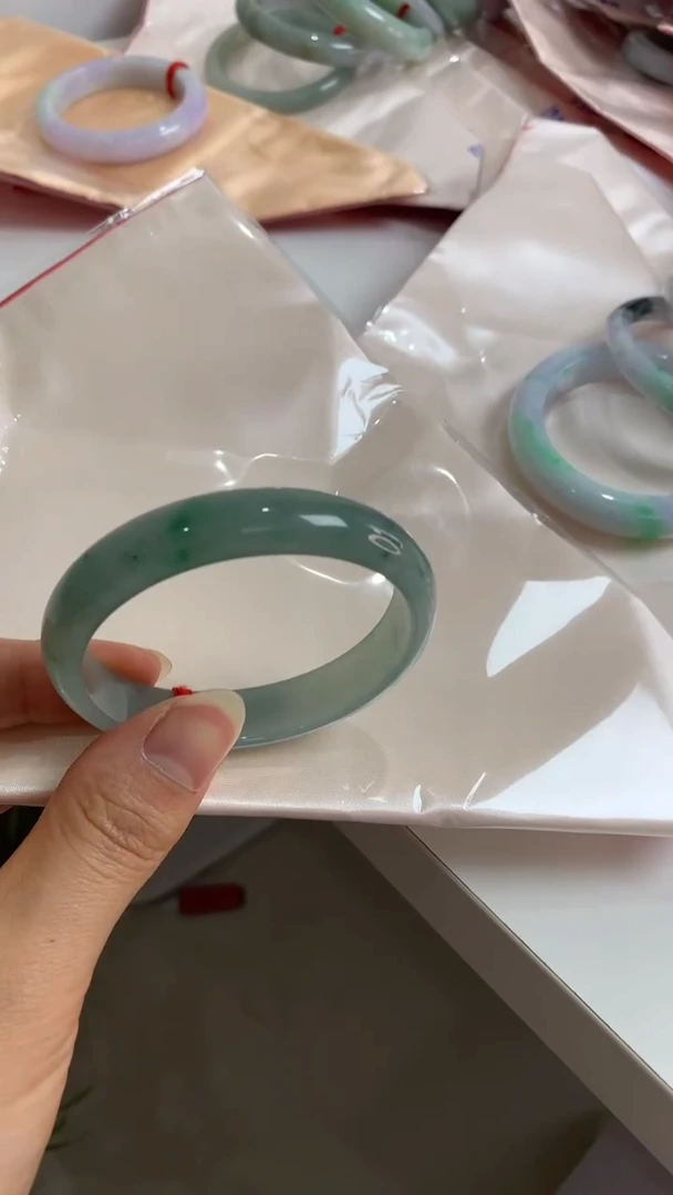 未镶嵌手镯翡翠54.8贵妃飘花