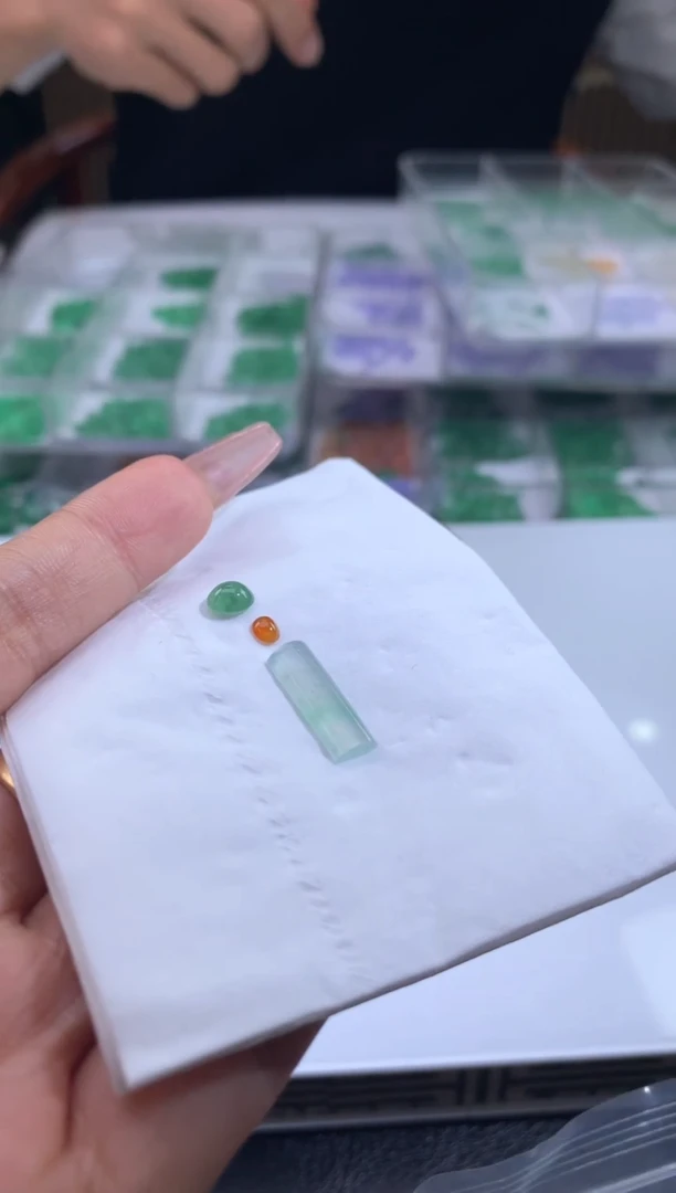 未镶嵌定制翡翠小**?翡翠