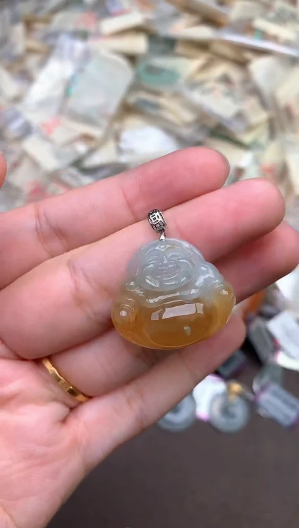 18K金镶嵌挂件翡翠 —
