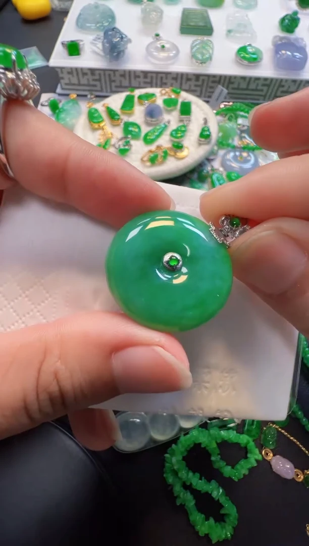 翡翠18K金镶嵌吊坠(不含链)8800