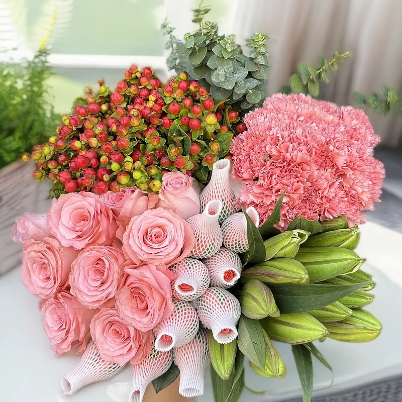 粉玫瑰10枝+香水百合5花苞+红豆3-5枝+康乃馨10枝+配草5枝