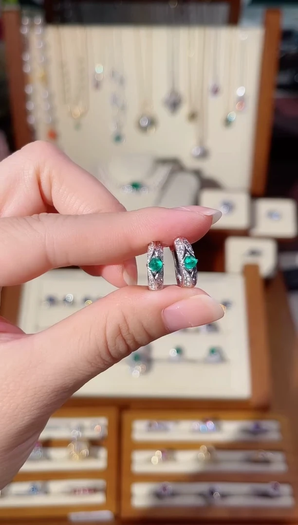 耳钉铂Pt950镶嵌祖母绿祖母绿耳扣