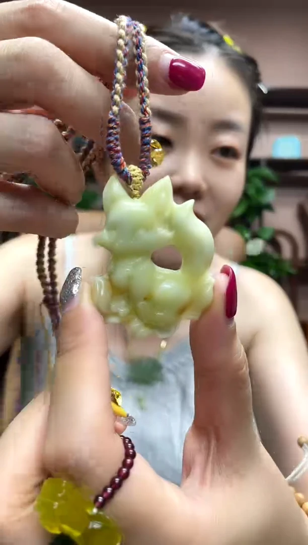 岫玉未镶嵌吊坠·