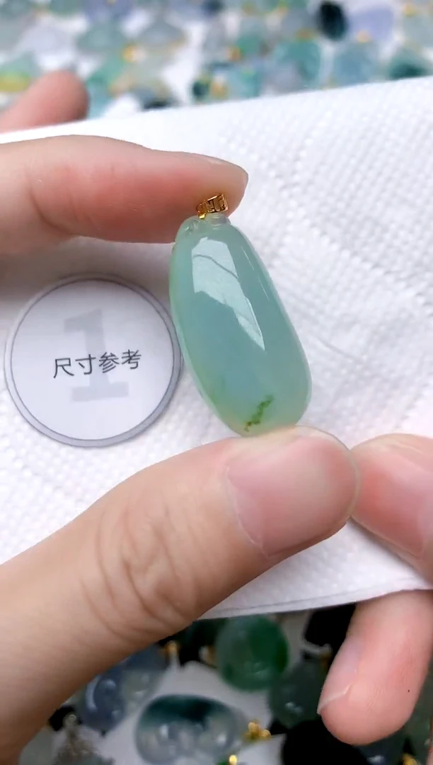 颈饰18K金镶嵌翡翠天然A货翡翠