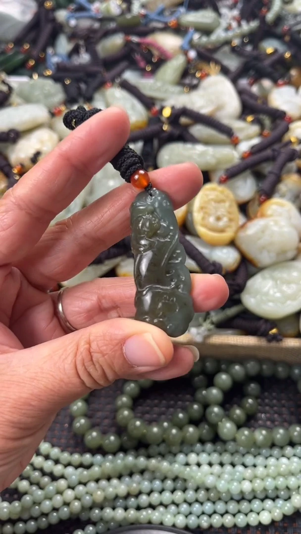【闪购商品】和田玉颈饰未镶嵌多样性发货没有证书，拍一发一.有瑕