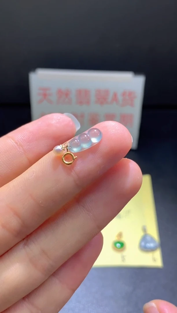 翡翠18K金镶嵌颈饰翡翠吊坠