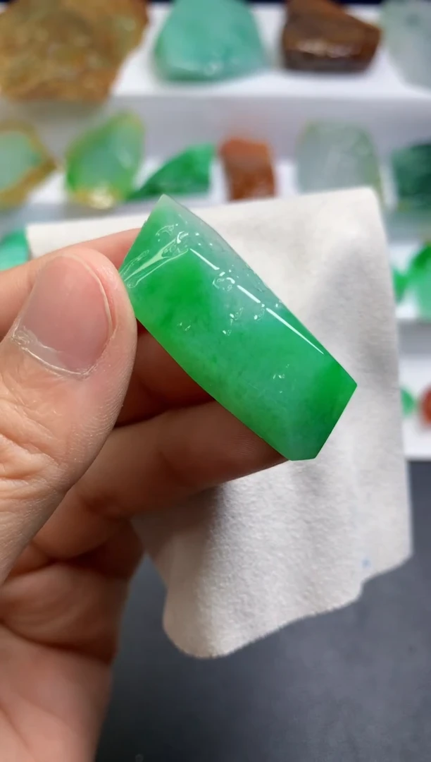 颈饰未镶嵌翡翠