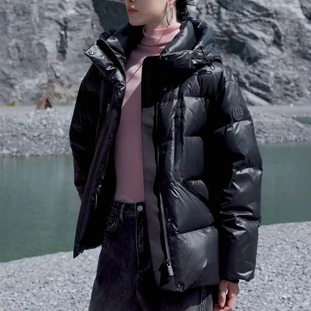 824Y802蓄热短款连帽冬装冬季肯豆风羽绒服雪乡出游