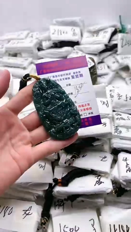 翡翠未镶嵌颈饰九龙观音