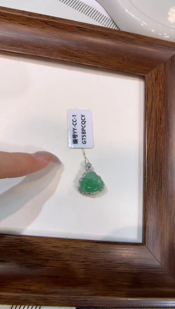 颈饰18K金镶嵌翡翠佛公