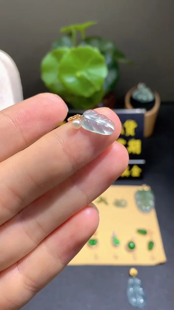 颈饰18K金镶嵌翡翠翡翠A货