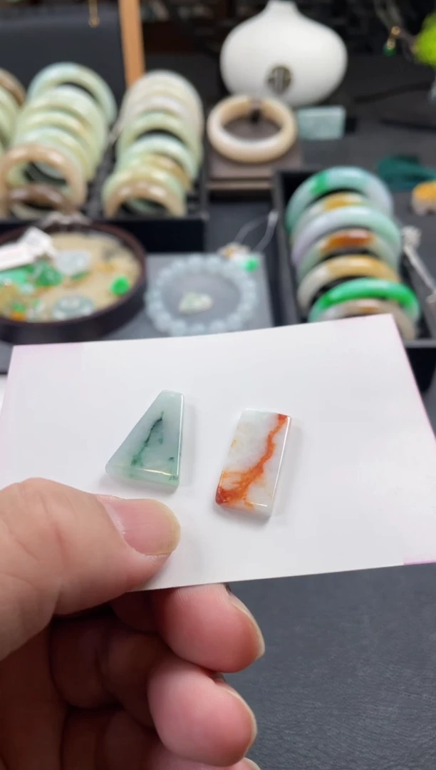 【闪购商品】翡翠颈饰未镶嵌有纹裂瑕疵包容