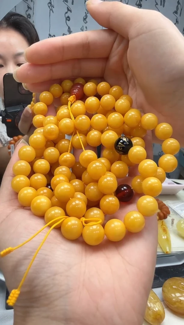 未镶嵌琥珀裸石如图