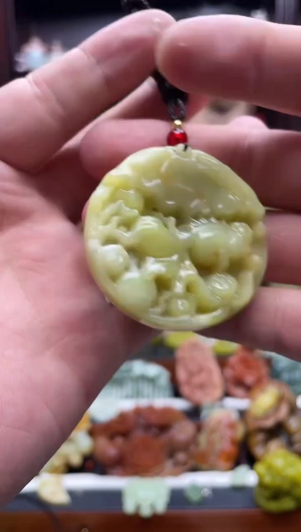 岫玉未镶嵌吊坠·