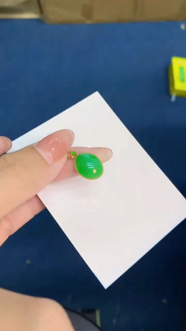 翡翠18K金镶嵌颈饰           1