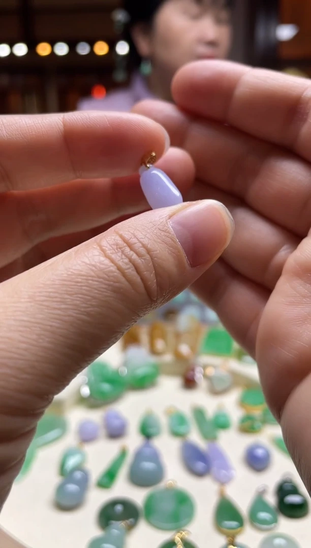 【闪购商品】翡翠颈饰18K金镶嵌福瓜