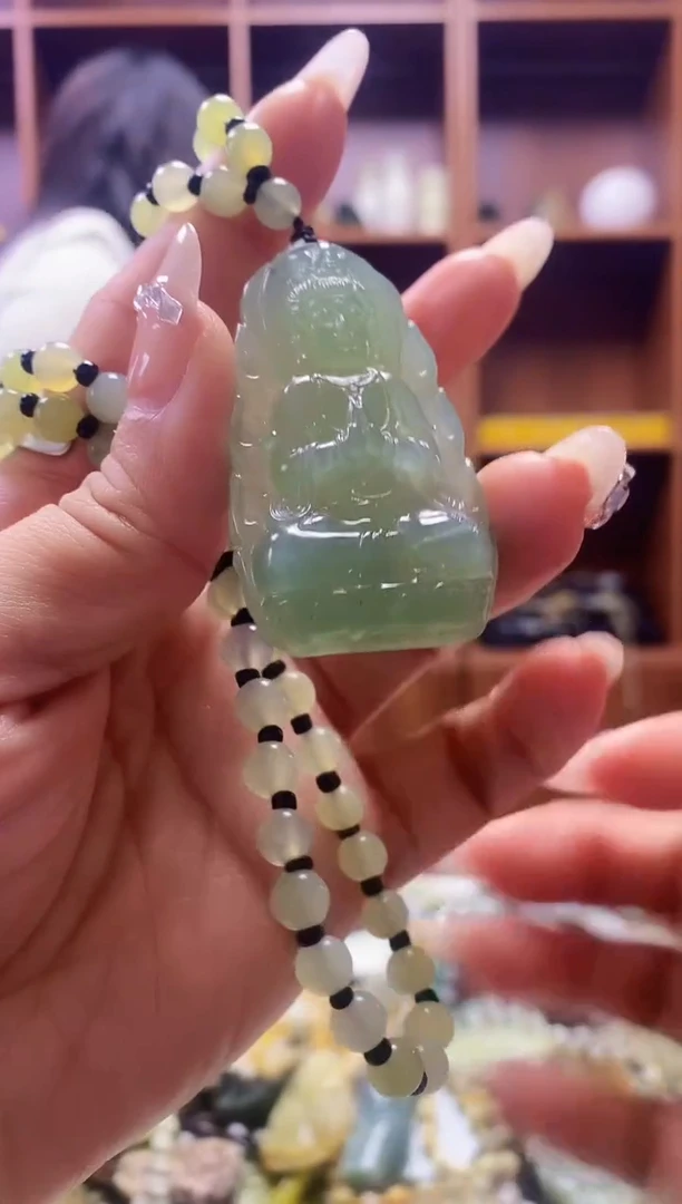 未镶嵌蛇纹石玉吊坠