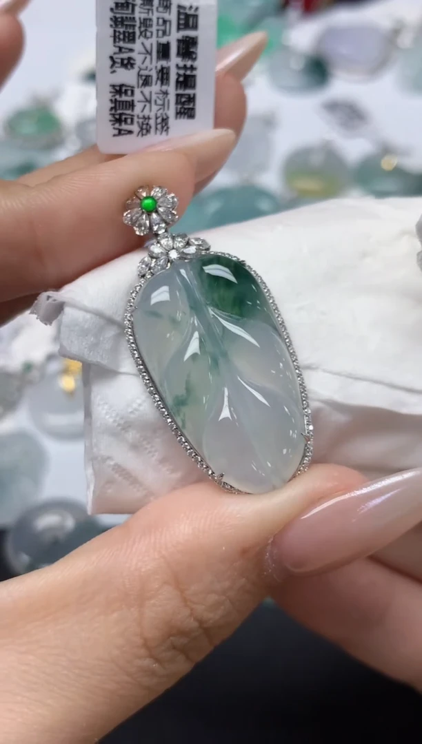 颈饰18K金镶嵌翡翠百元以上9元证书费自理