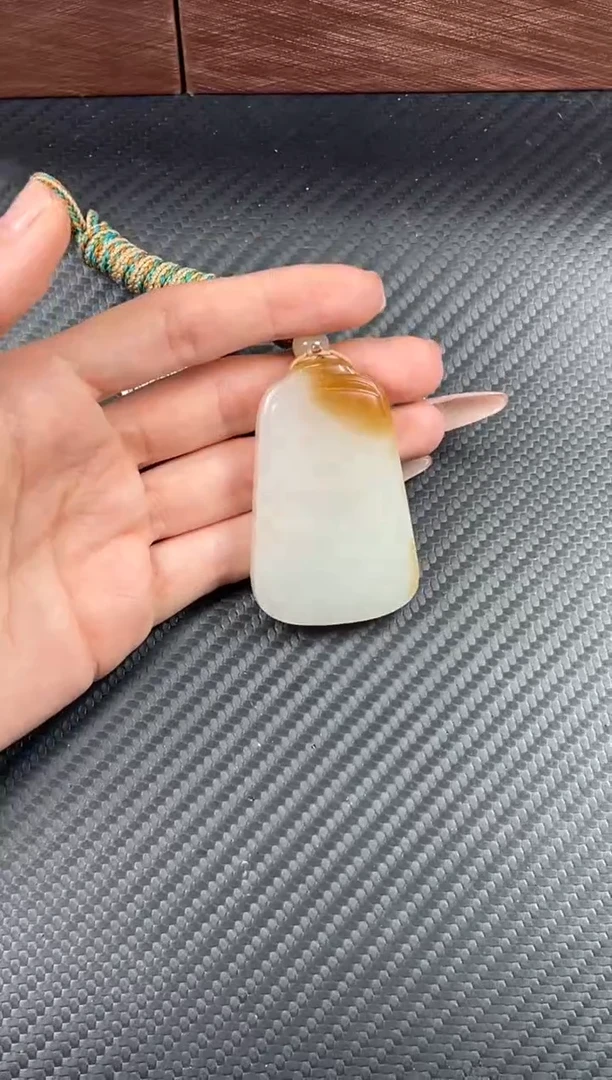 吊坠(赠链)未镶嵌和田玉且末金山微色差J