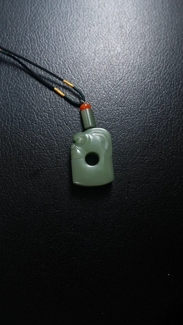 颈饰未镶嵌和田玉猪龙吊坠