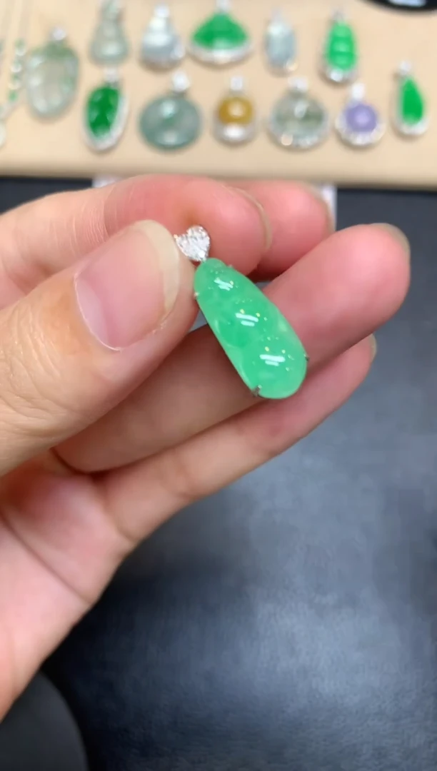 颈饰18K金镶嵌翡翠福豆【无服务费