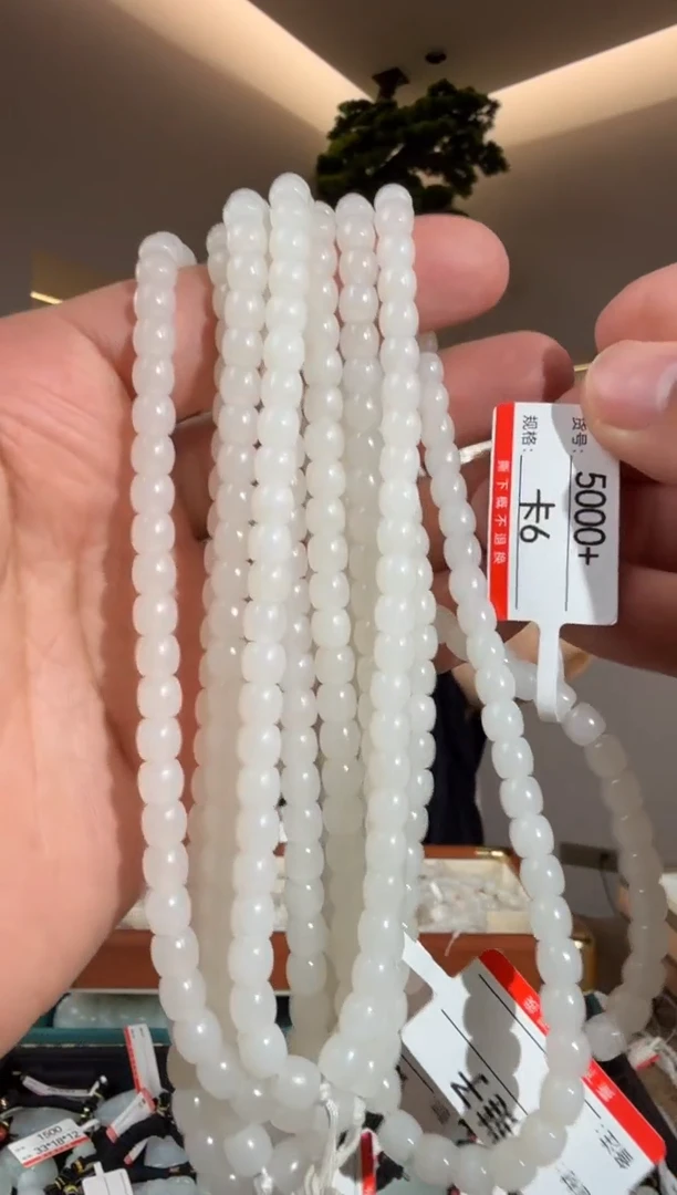 颈饰未镶嵌和田玉6多样性发货发其中一件