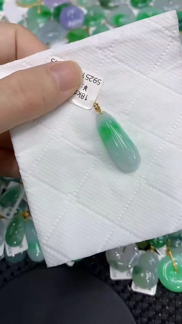颈饰18K金镶嵌翡翠111111111