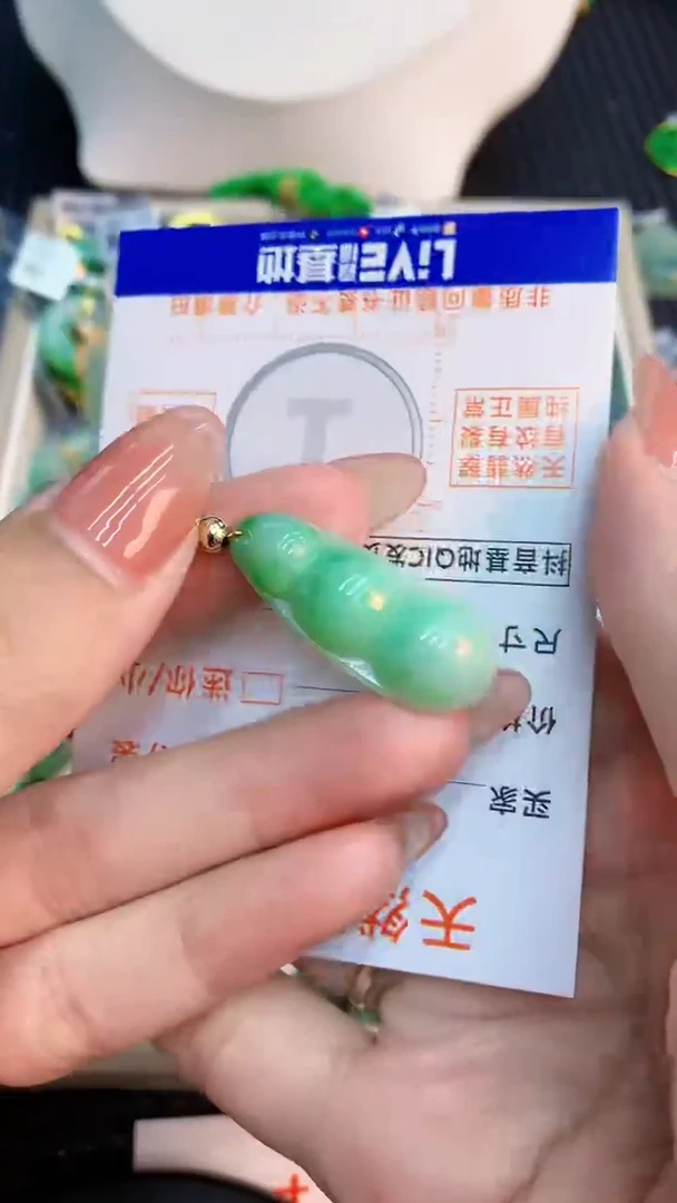 翡翠未镶嵌颈饰           1