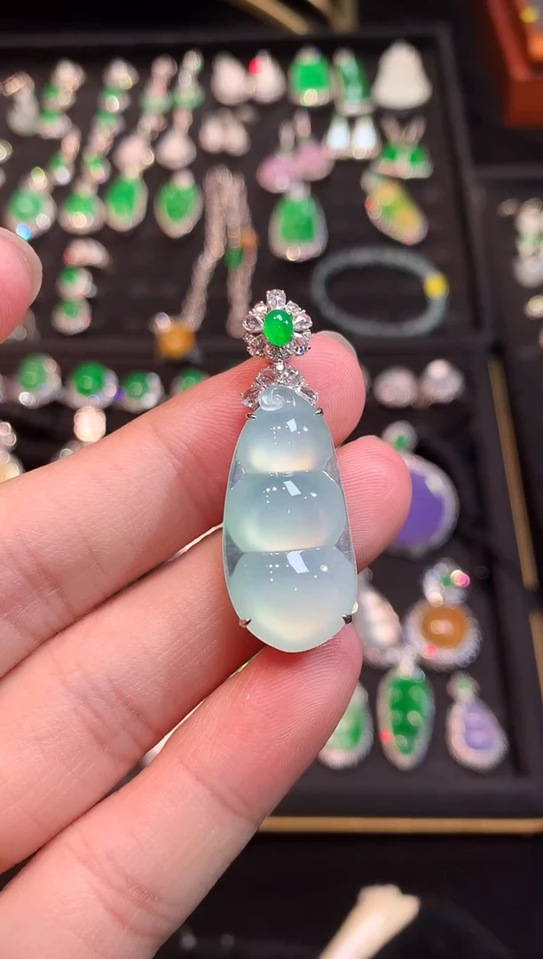 吊坠(赠链)18K金镶嵌翡翠高冰玻福豆吊坠