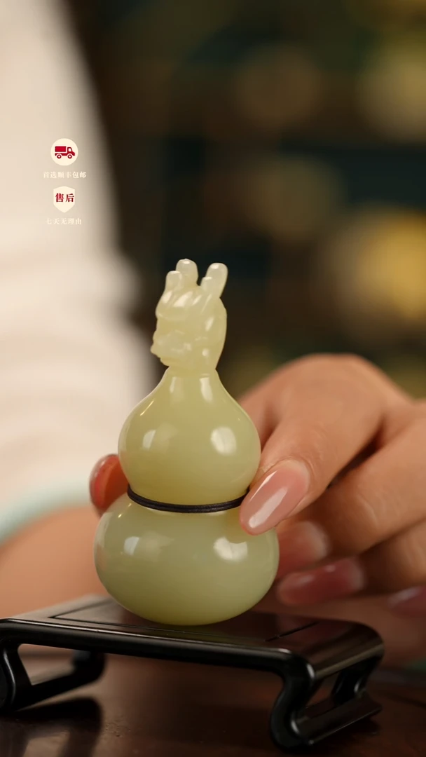 云南石竹叶青雕刻：龙头葫芦福禄