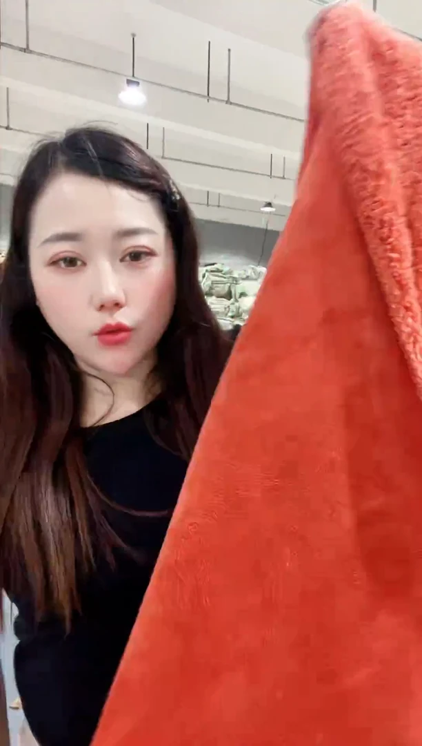 牛奶绒主播手上展示的产品