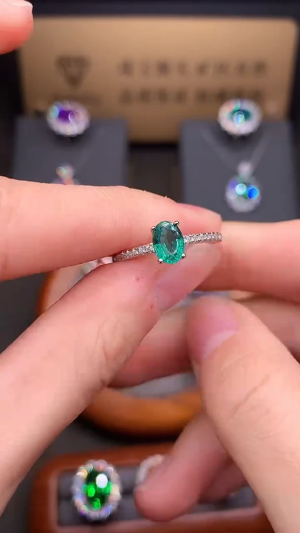 银S925镶嵌戒指祖母绿....