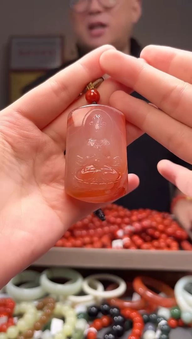 颈饰未镶嵌南红玛瑙吊坠