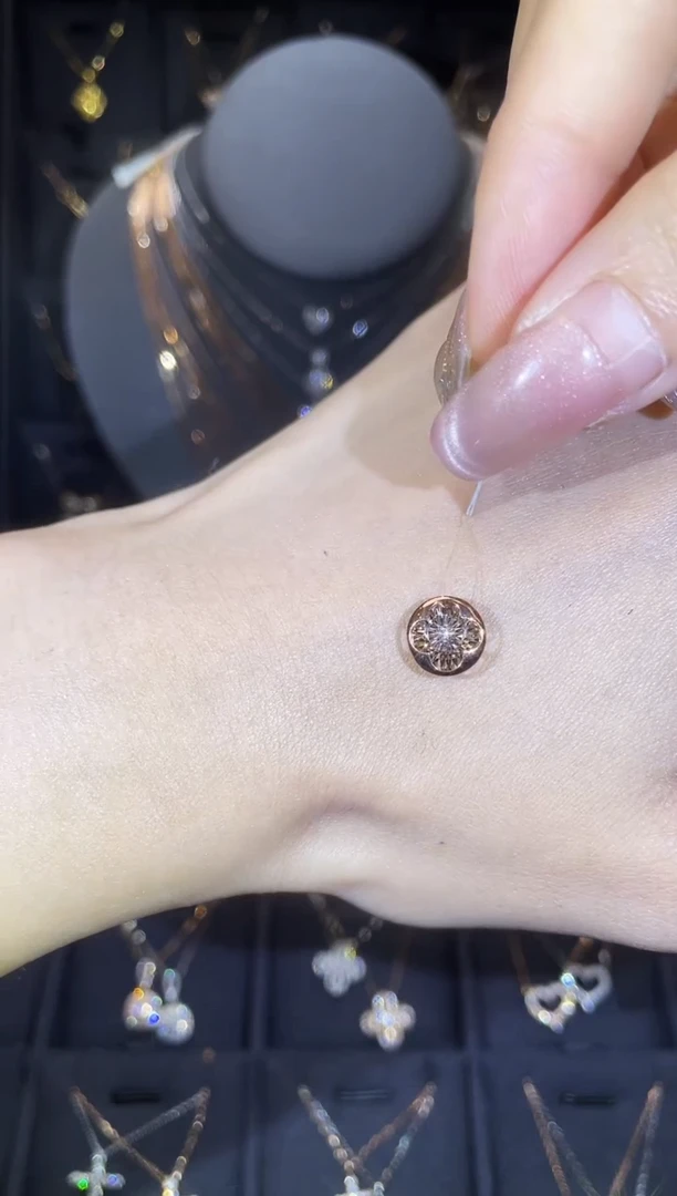 【闪购商品】钻石吊坠(不含链)18K金镶嵌 18K金玫  多人  四叶草