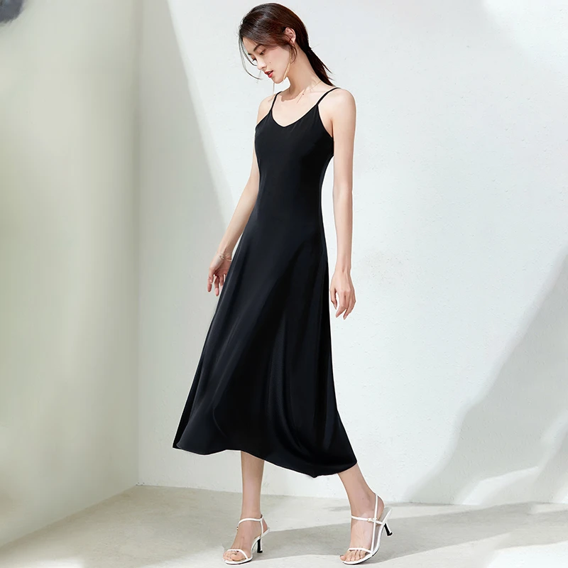 黑色吊带连衣裙女2025新款夏季高级感气质内搭醋酸缎面无袖裙子夏