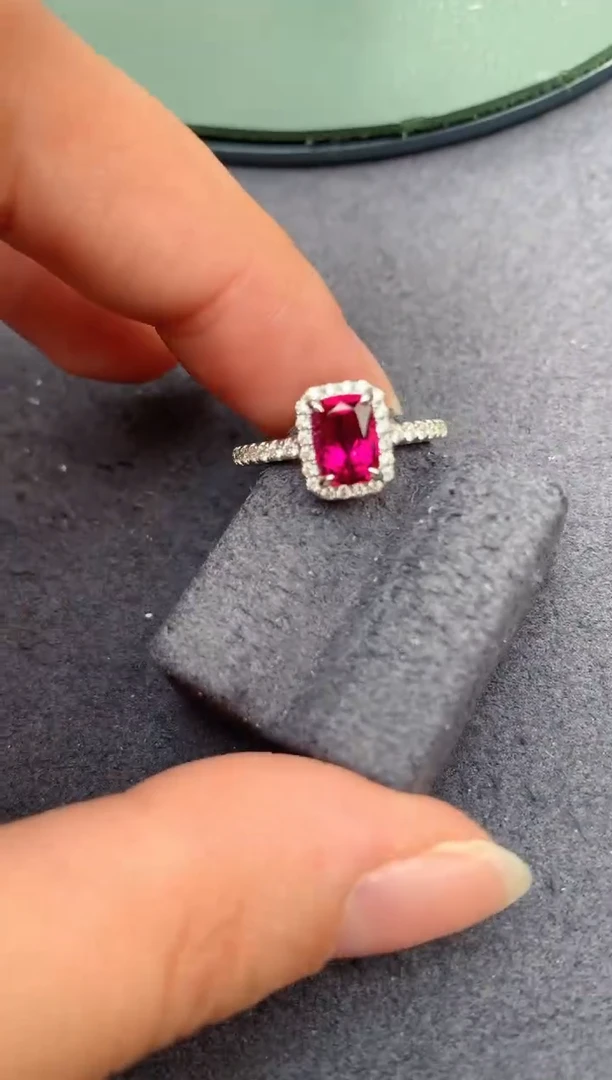 碧玺戒指18K金镶嵌1.2ct卢比莱戒指