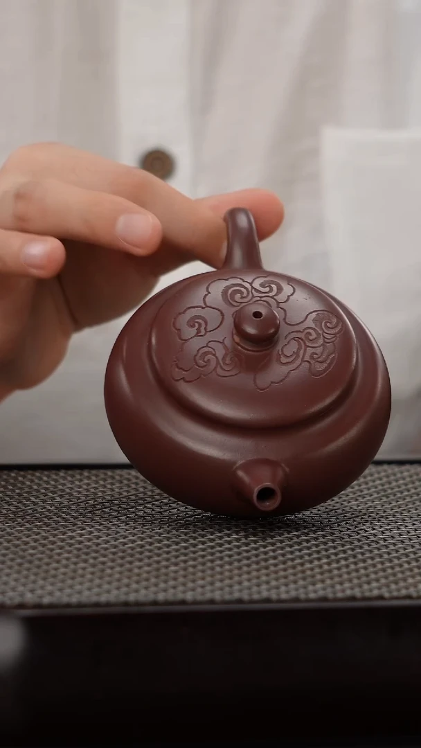 茶壶紫砂纯料龙血砂精工祥云刻绘扁韵160cc
