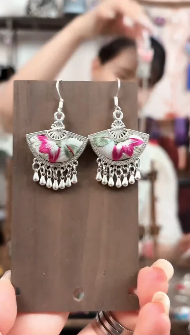 织绣民族风非遗老绣饰品190