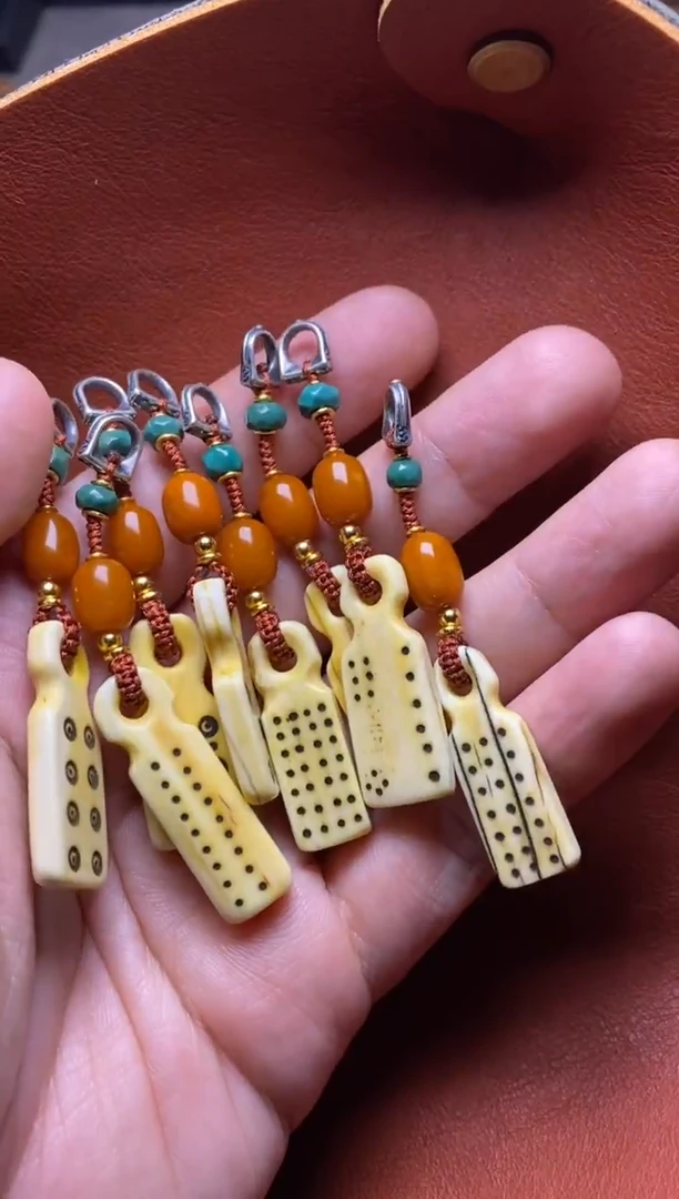 未镶嵌绿松石颈饰侧挂（多样性发其一）