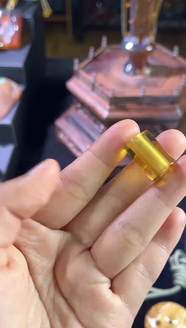 琥珀颈饰未镶嵌18.2*12.8mm