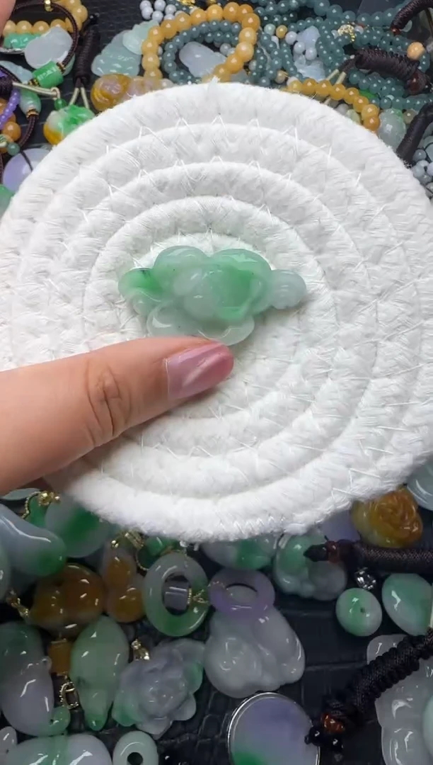 颈饰未镶嵌翡翠缅甸翡翠吊坠