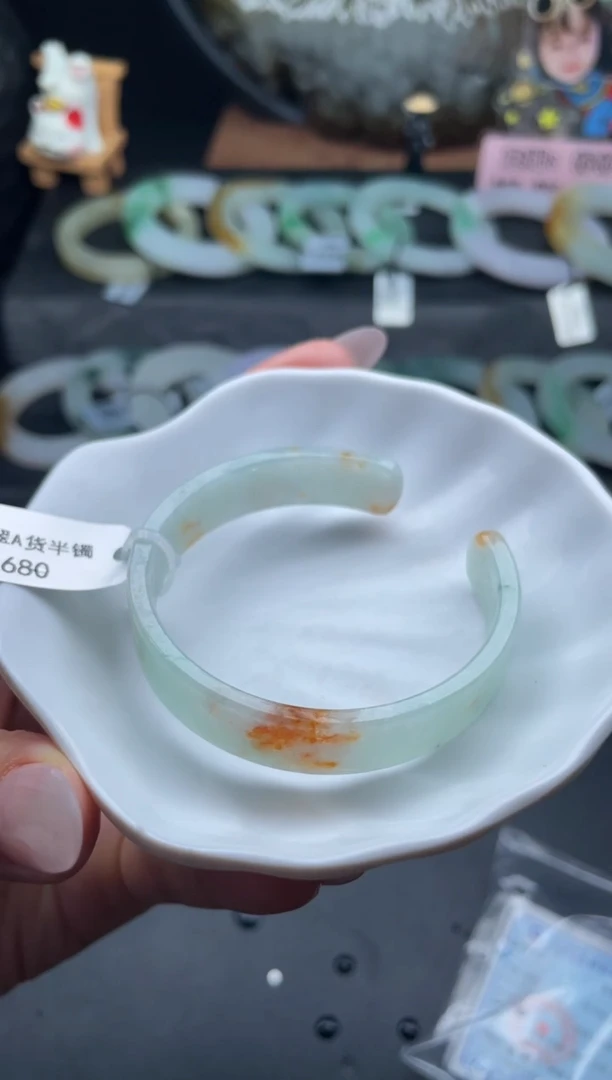 颈饰未镶嵌翡翠半镯