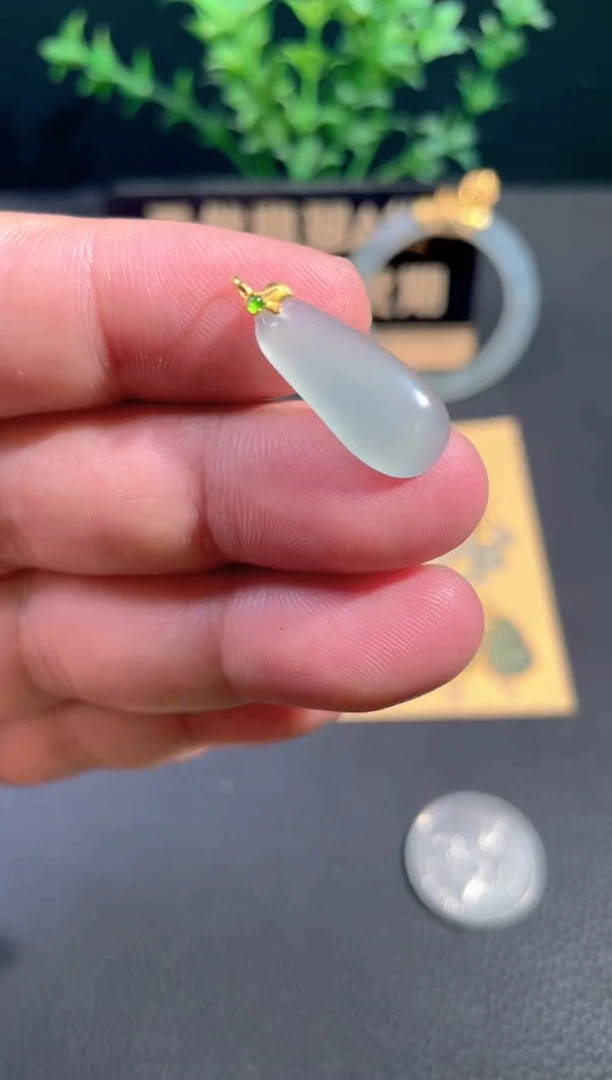 颈饰18K金镶嵌翡翠基地发货