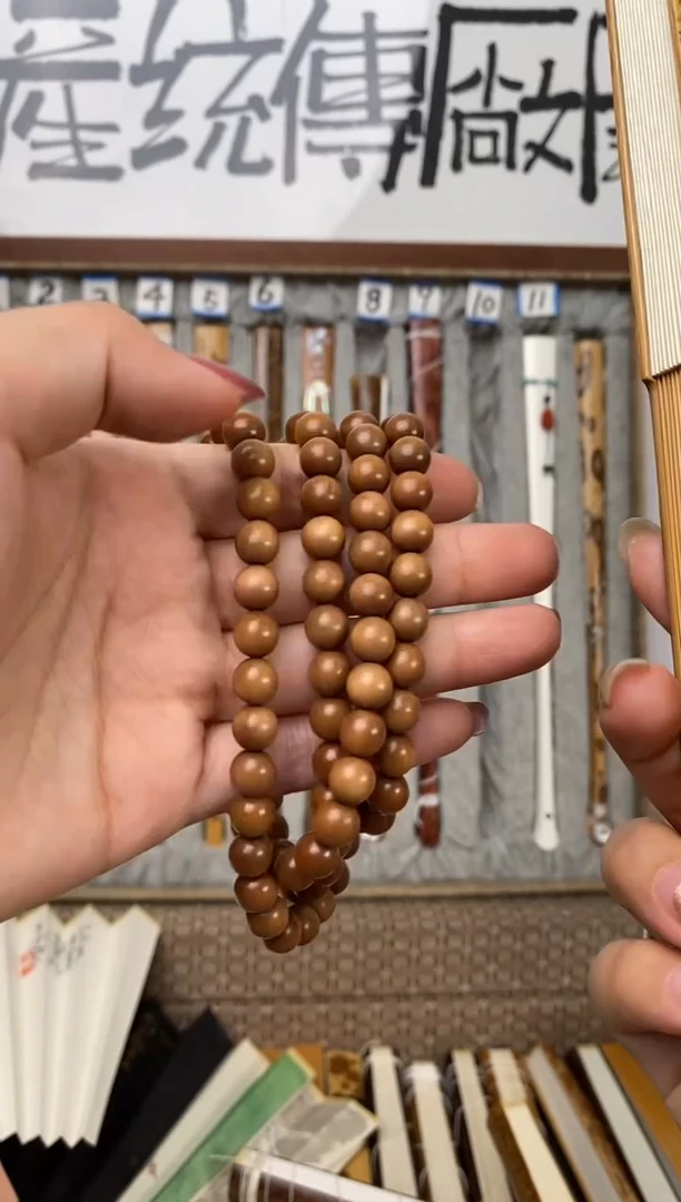 扇子圆****哒0.8印度老山檀手串108