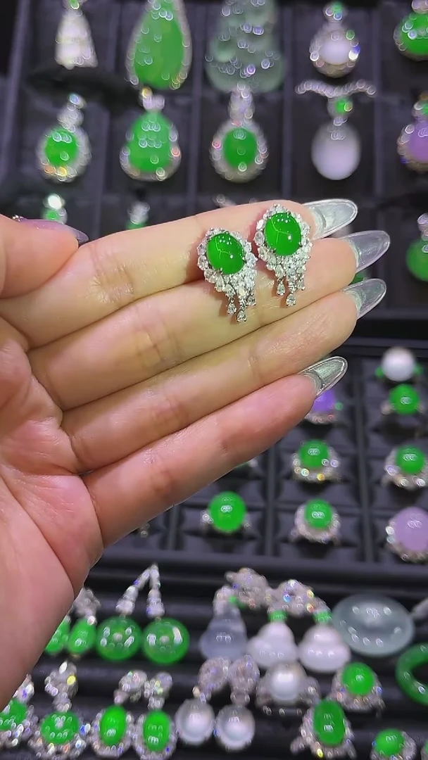 18K金镶嵌翡翠耳饰耳钉