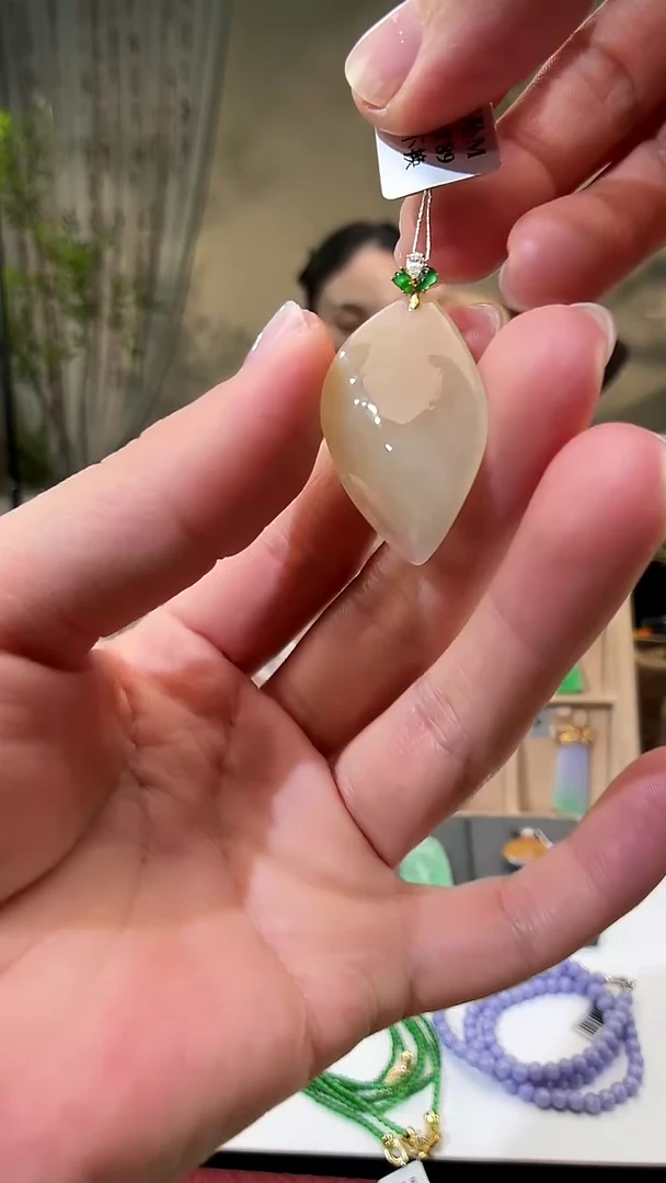 颈饰18K金镶嵌翡翠水滴