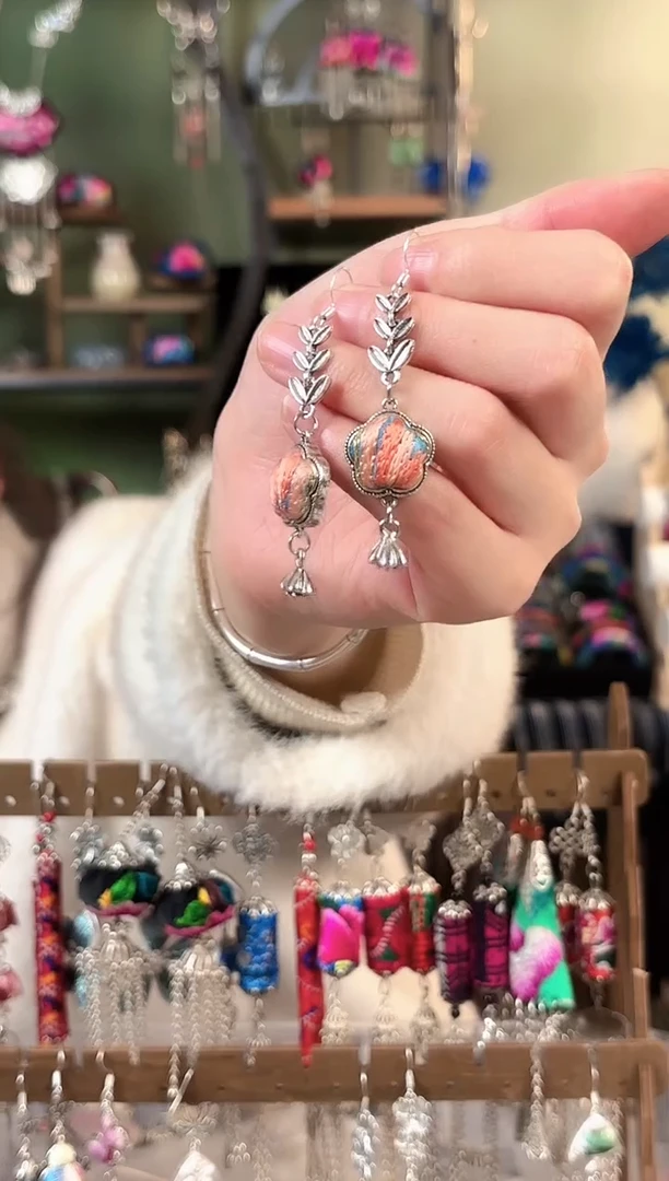 彩云南阁非遗老绣苗银饰品548