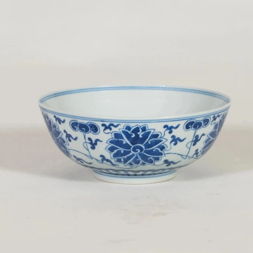 Lot  16   清  青花缠枝莲纹碗(10.16瓷杂拍卖)