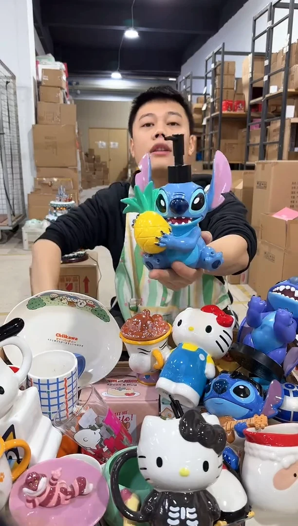 瓷片史迪仔抱菠萝按压瓶