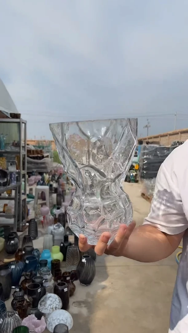 玻璃可插鲜花用于客厅装饰